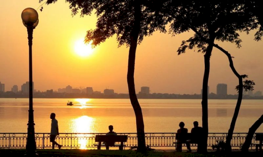 Walking by the lake is also a good way to enjoy the fresh air 